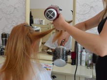 Salon Fryzjerski Antawia - Fryzjer przy pracy